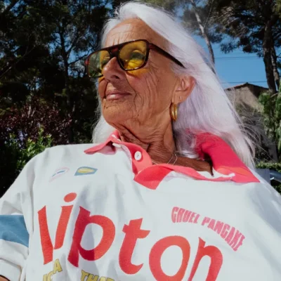 produits 5 Une personne agées posant avec la collaboration CPK X LIPTON