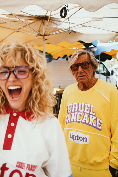 The Spanish King célèbre mannequin entrain de poser avec une autre mannequin portant un T-shirt de la collaboration entre Cruel Pancake et Lipton